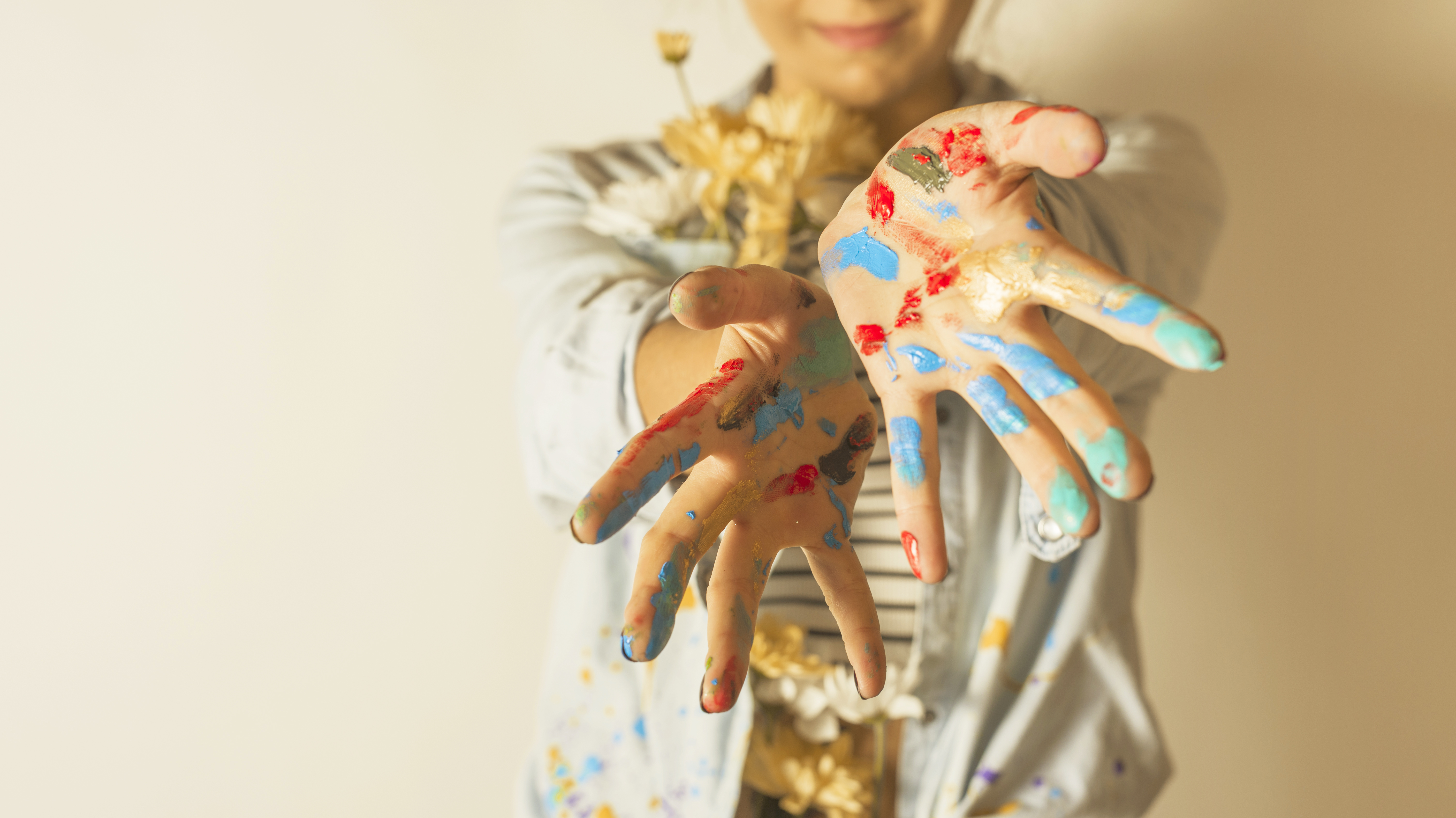portrait-de-femme-artiste-avec-de-la-peinture-sur-les-mains.jpg
